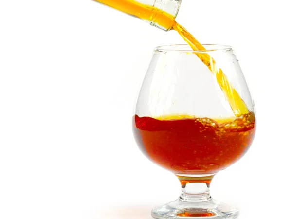 Salpicaduras Gotas Bebida Alcohólica Fuerte Cuando Vierte Vaso — Foto de Stock