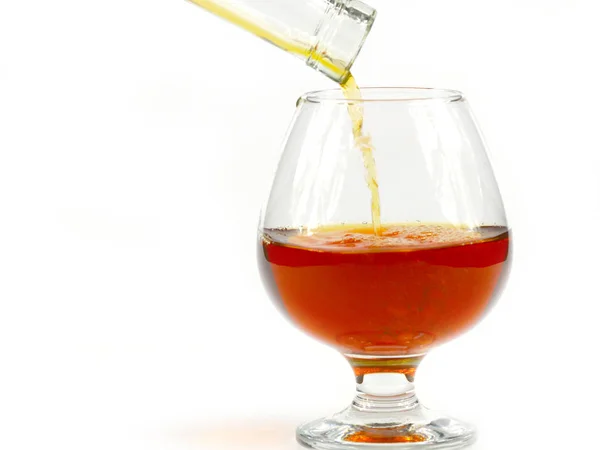 Πιτσιλιές Και Σταγόνες Από Ισχυρή Αλκοολούχα Ποτά Όταν Διοχετεύονται Ένα — Φωτογραφία Αρχείου