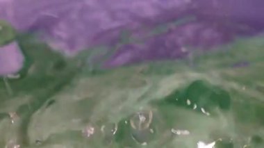 ağır sıvı suyun yüzeyine düşen bir damla