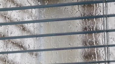 Yağmur damlaları akış aşağı pencere cam plastik Panjur ile