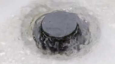 su drenaj delik kanalizasyon yüzey üzerinde akış