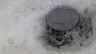 su drenaj delik kanalizasyon yüzey üzerinde akış