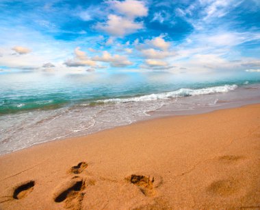 güneşli yaz bulutlu gökyüzü altında güzel kumlu plaj