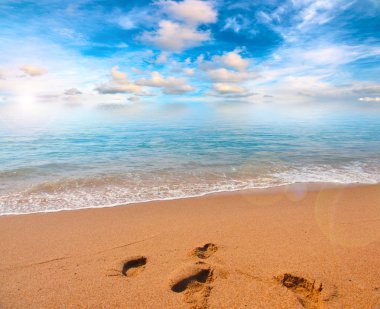 güneşli yaz bulutlu gökyüzü altında güzel kumlu plaj