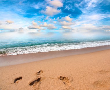 güneşli yaz bulutlu gökyüzü altında güzel kumlu plaj