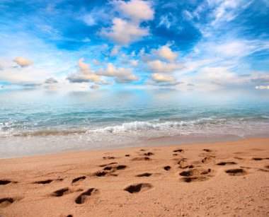 güneşli yaz bulutlu gökyüzü altında güzel kumlu plaj