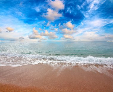 güneşli yaz bulutlu gökyüzü altında güzel kumlu plaj