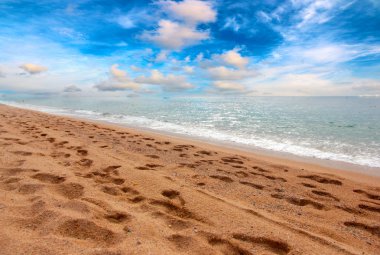 güneşli yaz bulutlu gökyüzü altında güzel kumlu plaj