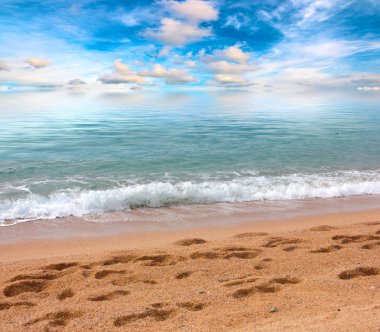 güneşli yaz bulutlu gökyüzü altında güzel kumlu plaj