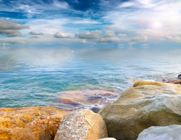 Hermosa Orilla Rocosa Del Mar Cielo Nublado Soleado — Foto de Stock