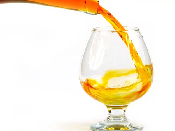 Liquore Forte Quando Versa Bicchiere Crea Raffinate Esplosioni — Foto Stock