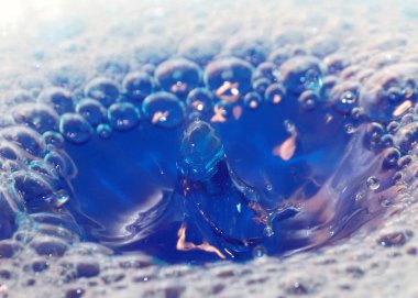 sıvı yüzeyinin ve bir damla su iz üzerinde köpük