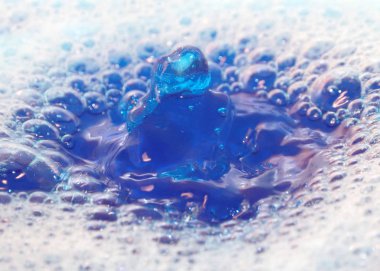 sıvı yüzeyinin ve bir damla su iz üzerinde köpük