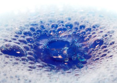 sıvı yüzeyinin ve bir damla su iz üzerinde köpük