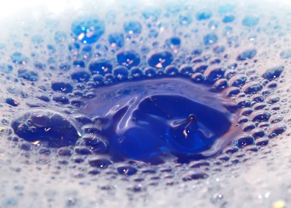 泡の液体の表面と水の滴のトレース — ストック写真