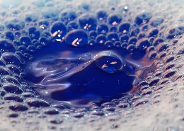 액체의 표면에 방울의 — 스톡 사진
