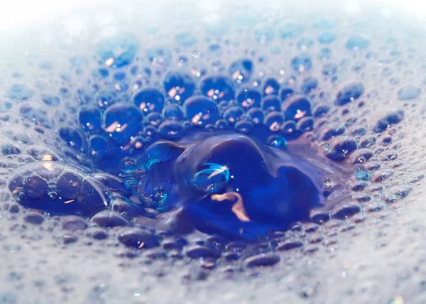 泡の液体の表面と水の滴のトレース — ストック写真