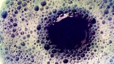 Su damlacıkları ve sıvı yüzeyinde köpük