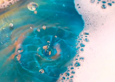 sıvı yüzeyinin ve su bir sıçrama üzerinde köpük