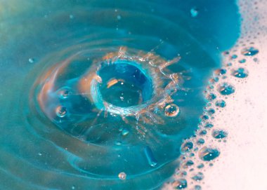 sıvı yüzeyinin ve su bir sıçrama üzerinde köpük