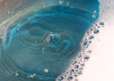 sıvı yüzeyinin ve su bir sıçrama üzerinde köpük