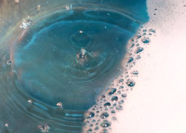 sıvı yüzeyinin ve su bir sıçrama üzerinde köpük