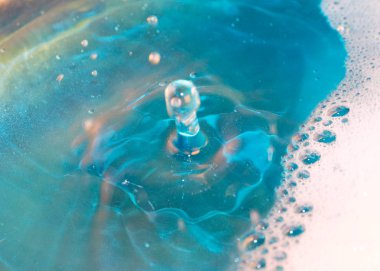 sıvı yüzeyinin ve su bir sıçrama üzerinde köpük