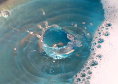 sıvı yüzeyinin ve su bir sıçrama üzerinde köpük