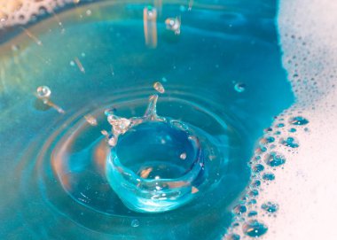 sıvı yüzeyinin ve su bir sıçrama üzerinde köpük