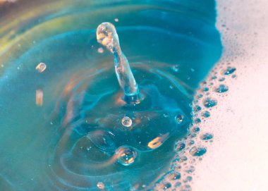 sıvı yüzeyinin ve su bir sıçrama üzerinde köpük