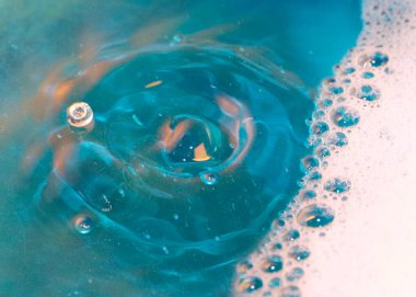 sıvı yüzeyinin ve su bir sıçrama üzerinde köpük