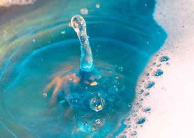 sıvı yüzeyinin ve su bir sıçrama üzerinde köpük