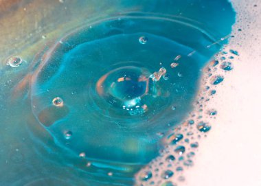 sıvı yüzeyinin ve su bir sıçrama üzerinde köpük