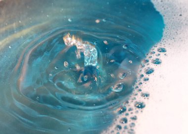 sıvı yüzeyinin ve su bir sıçrama üzerinde köpük