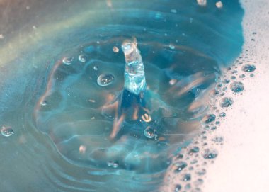 sıvı yüzeyinin ve su bir sıçrama üzerinde köpük