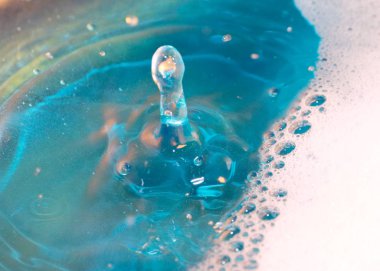 sıvı yüzeyinin ve su bir sıçrama üzerinde köpük