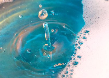 sıvı yüzeyinin ve su bir sıçrama üzerinde köpük