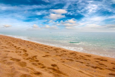 Kumsalı yaz güneşli gökyüzü altında