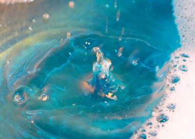 sıvı yüzeyinin ve su bir sıçrama üzerinde köpük