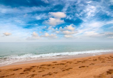 Kumsalı yaz güneşli gökyüzü altında