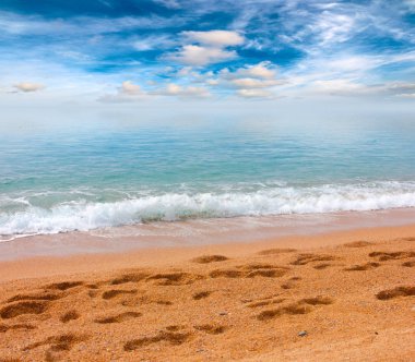 Kumsalı yaz güneşli gökyüzü altında