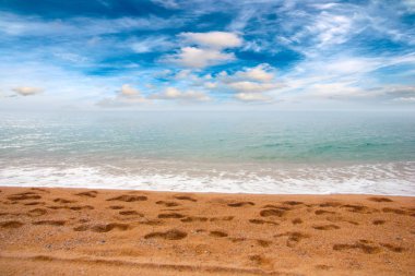 Kumsalı yaz güneşli gökyüzü altında