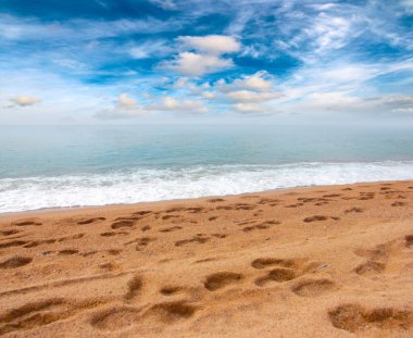 Kumsalı yaz güneşli gökyüzü altında