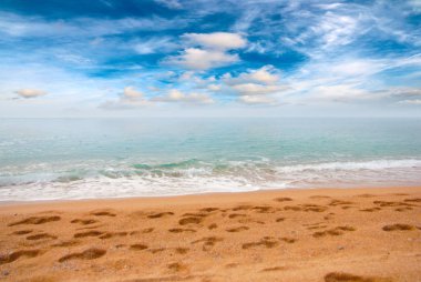 Kumsalı yaz güneşli gökyüzü altında