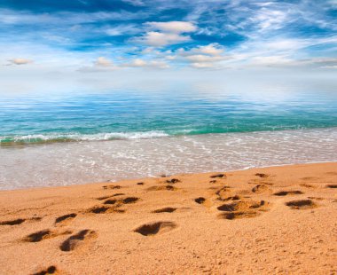 Kumsalı yaz güneşli gökyüzü altında