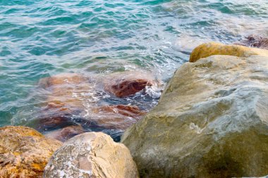 kayalık deniz kenarı dağ bloklarını deniz