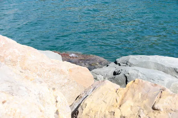 kayalık deniz kenarı dağ bloklarını deniz