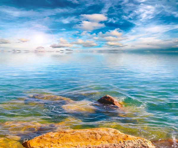 Скалистый Берег Пляж Средиземного Моря Солнечное Небо — стоковое фото