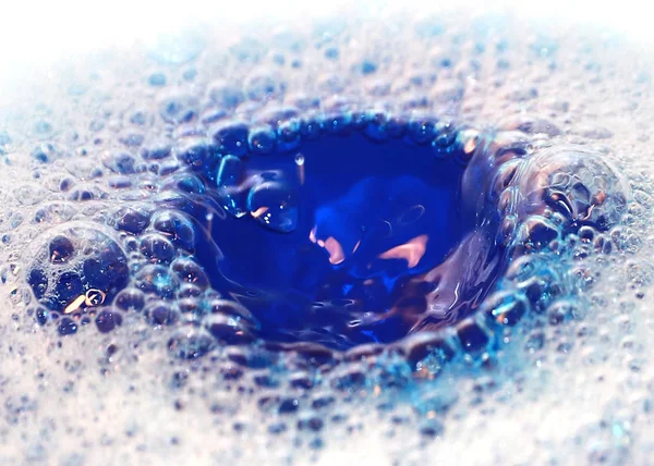 泡の液体の表面と一滴の水の痕跡 — ストック写真