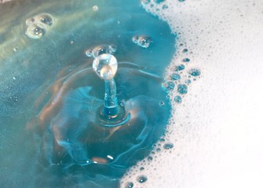 sıvı yüzeyinin ve darbe izleri üzerinde köpük